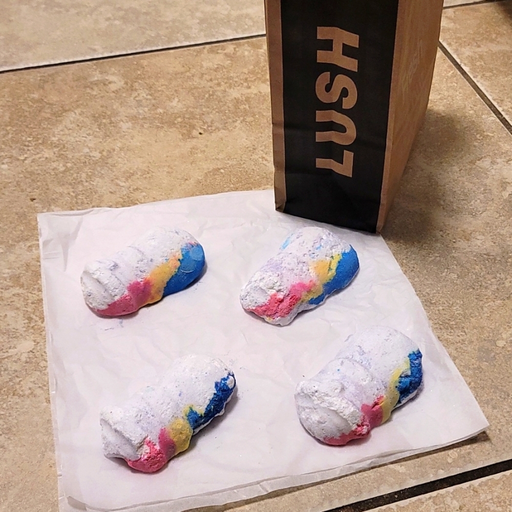 Lush Cosmetics - Snowman Dreaming Bath Bomb - Set of 4!